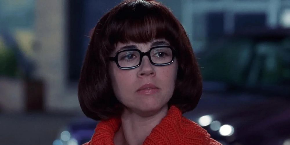 Linda Cardellini dons Velma's trademark bob and orange sweater in the Scooby Doo movie