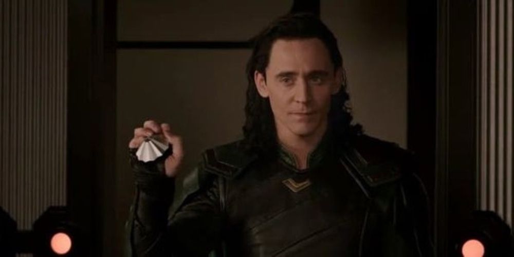 Loki catching an object in Thor Ragnarok Cropped 1