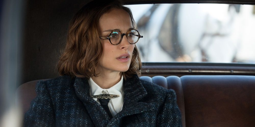Natalie Portman in a car in Planetarium