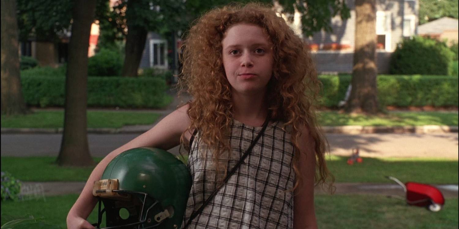 A babá de Natasha Lyonne chega à casa de Dennis.