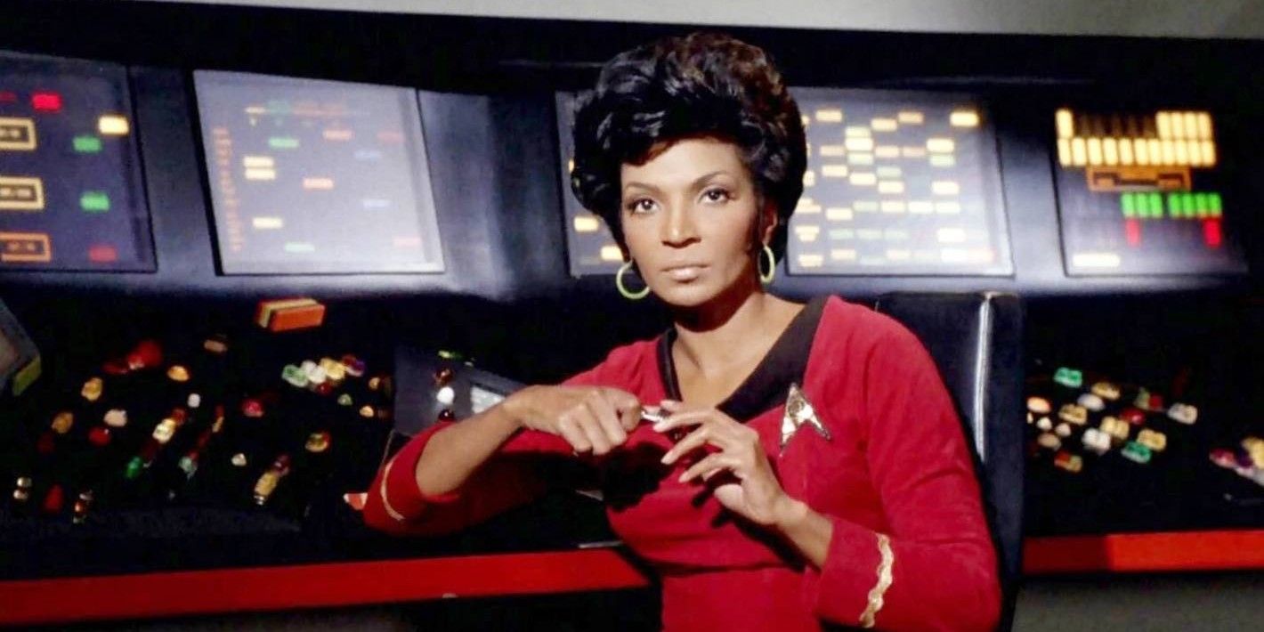 Nichelle Nichols como Uhura na frente de seus monitores Star Trek The Original Series