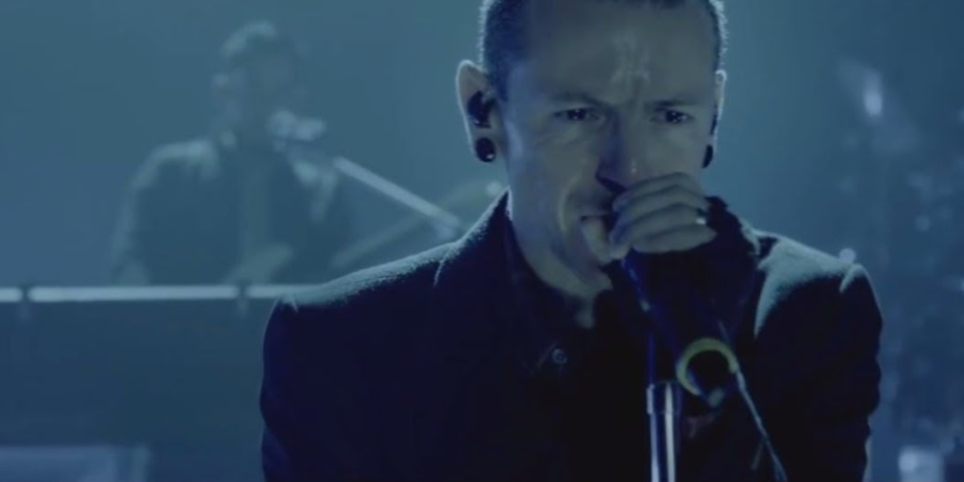 Chester Bennington of Linkin Park singing on stage in the music video