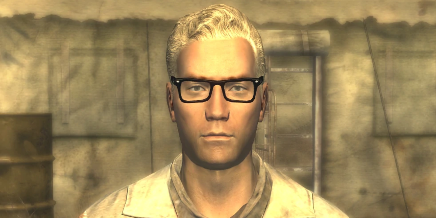 Arcade Gannon, um homem de cabelos brancos, óculos retangulares e jaleco, sorri.