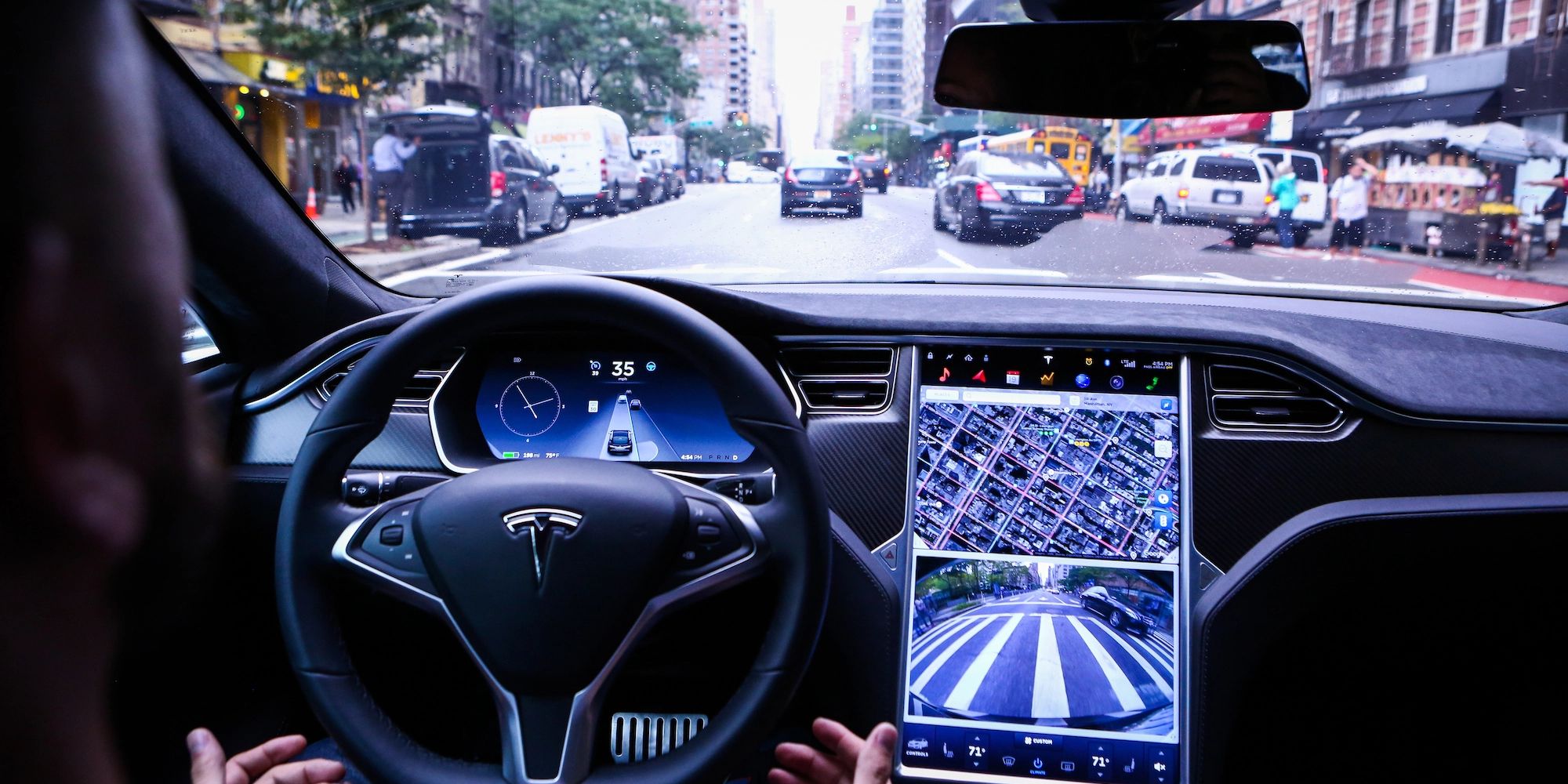 A picture of the Tesla Autopilot mode