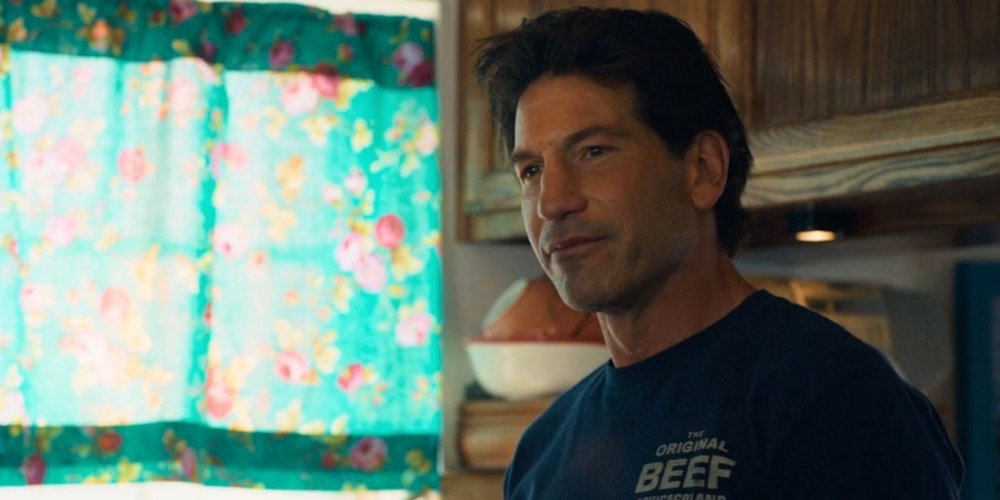 Jon Bernthal como Mikey em pé em uma cozinha caseira em The Bear