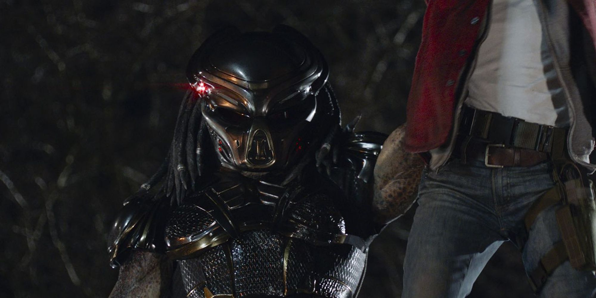 The Fugitive Predator holding up a victim in The Predator (2018)