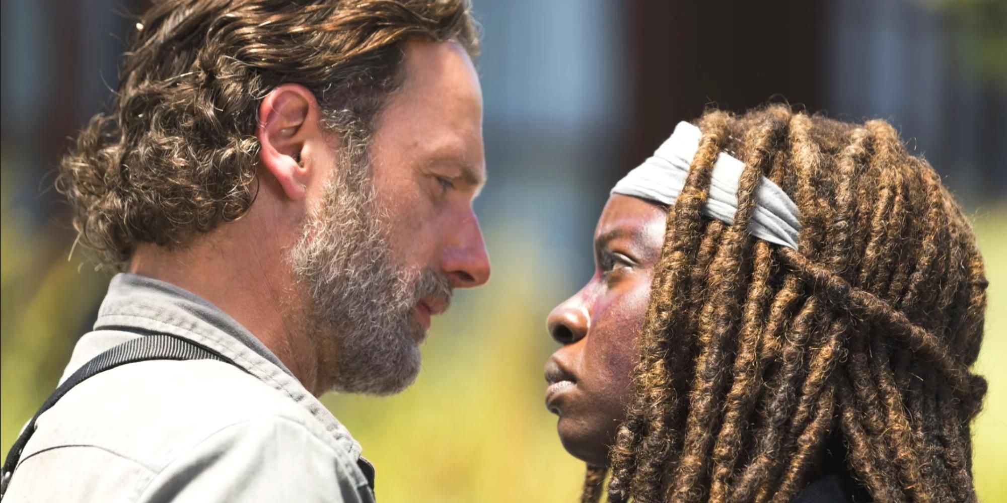 Danai Gurira sebagai Michonne dan Andrew Lincoln sebagai Rick Grimes di The Walking Dead