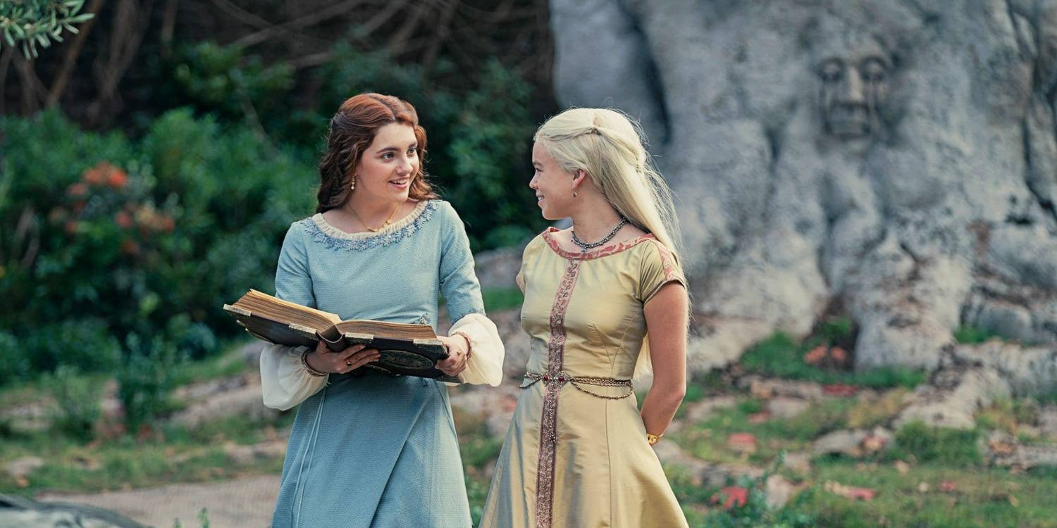 Detalhes que certamente você não percebeu em A Casa do Dragão 8 Emily Carey como Alicent e Milly Alcock como Rhaenyra em frente a Árvore-Coração em A Casa do Dragão (Reprodução / HBO)