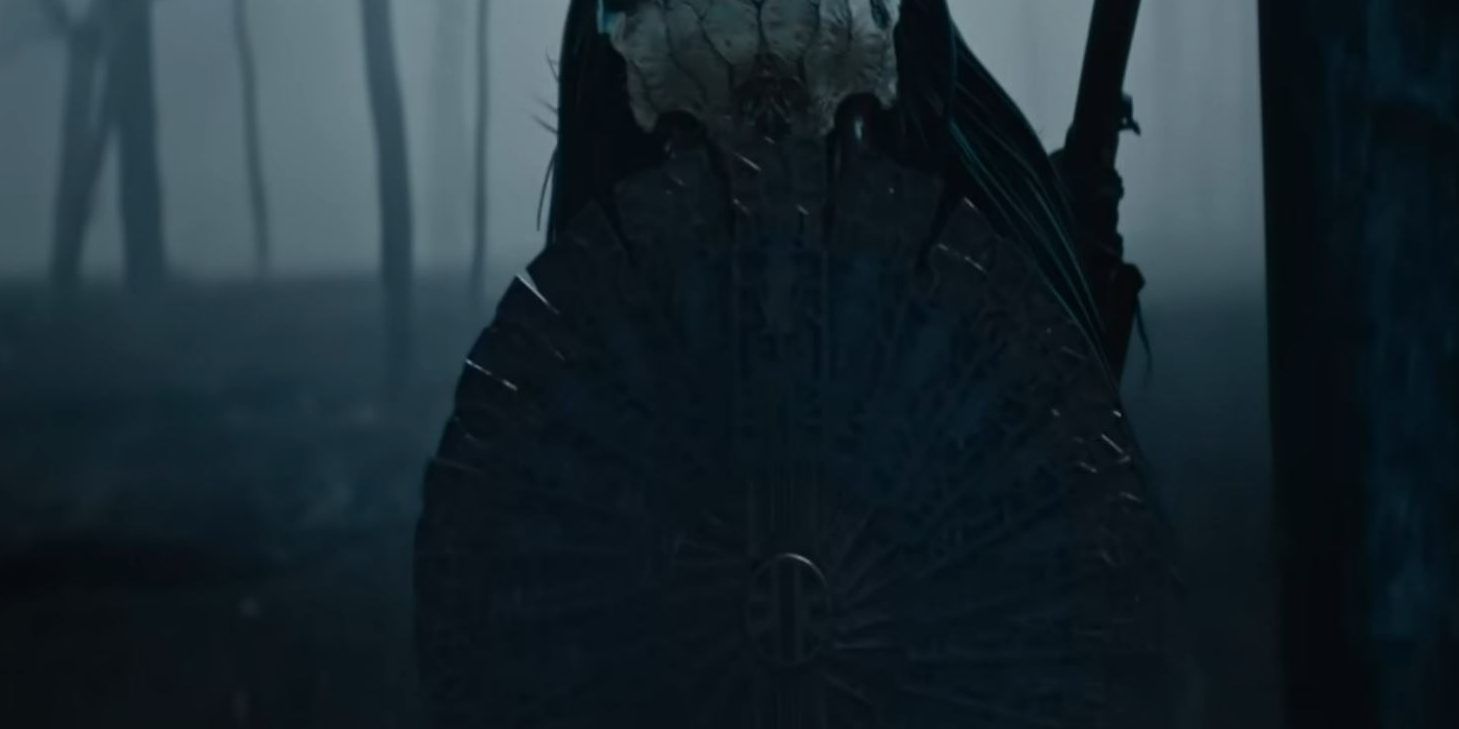 The Predator unfolds his shield in the Prey trailer.