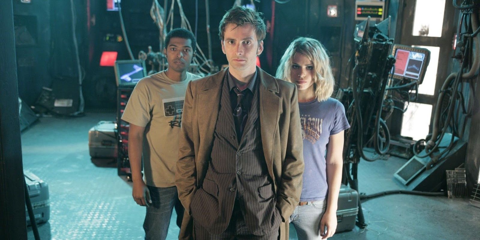 O Décimo Doutor explora a SS Madame De Pompadour com Rose Tyler e Mickey Smith em Doctor Who.