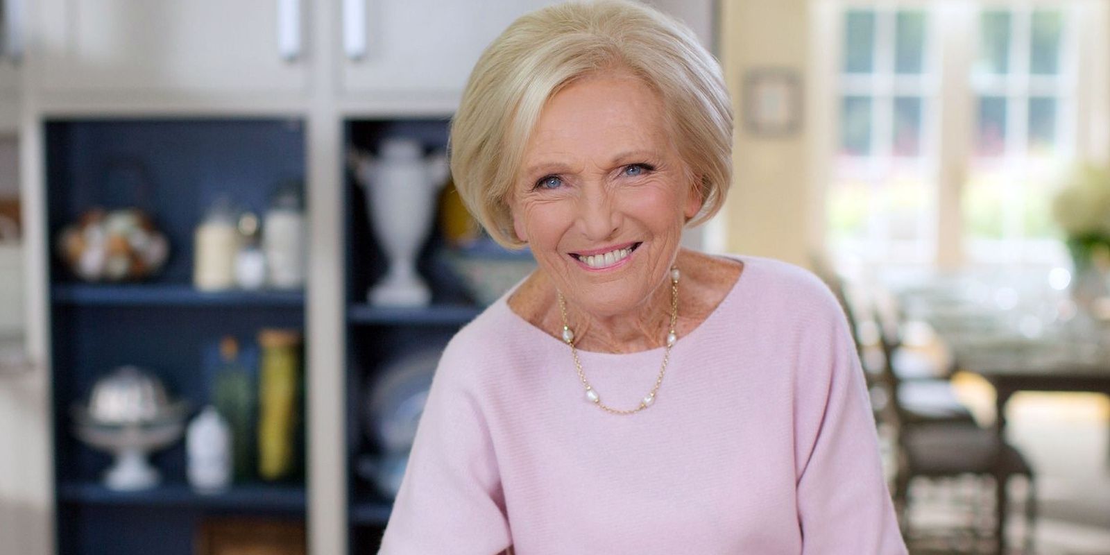 Mary Berry cortada em camisa rosa sorrindo