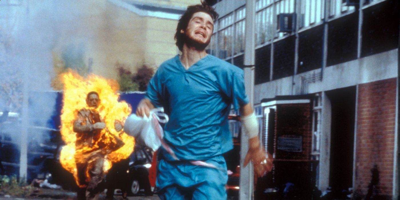 Cillian Murphy como Jim fugindo de um zumbi em chamas em 28 dias depois