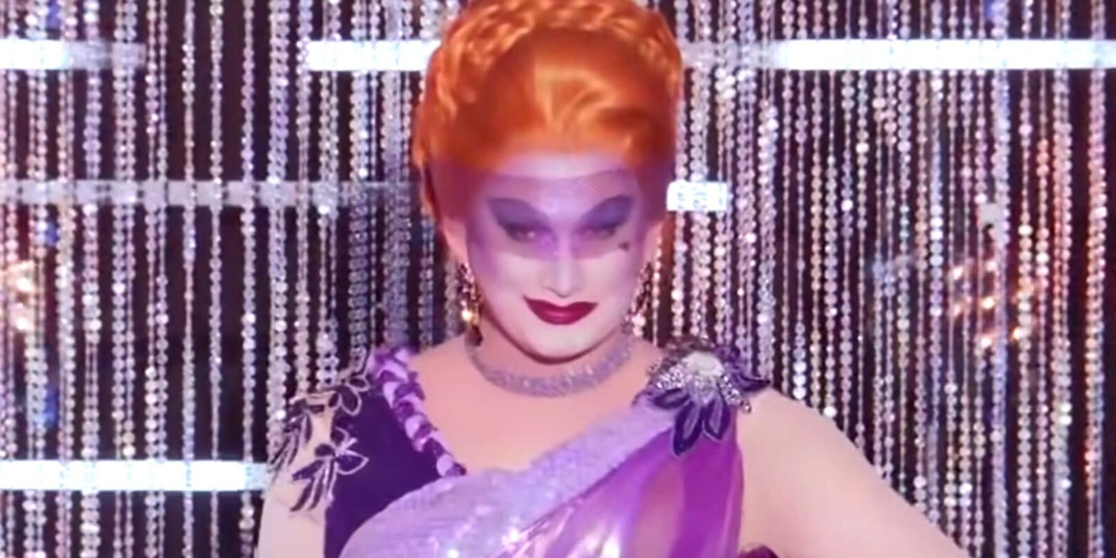 Cropped Jinkx Monsoon no palco principal em vestido roxo