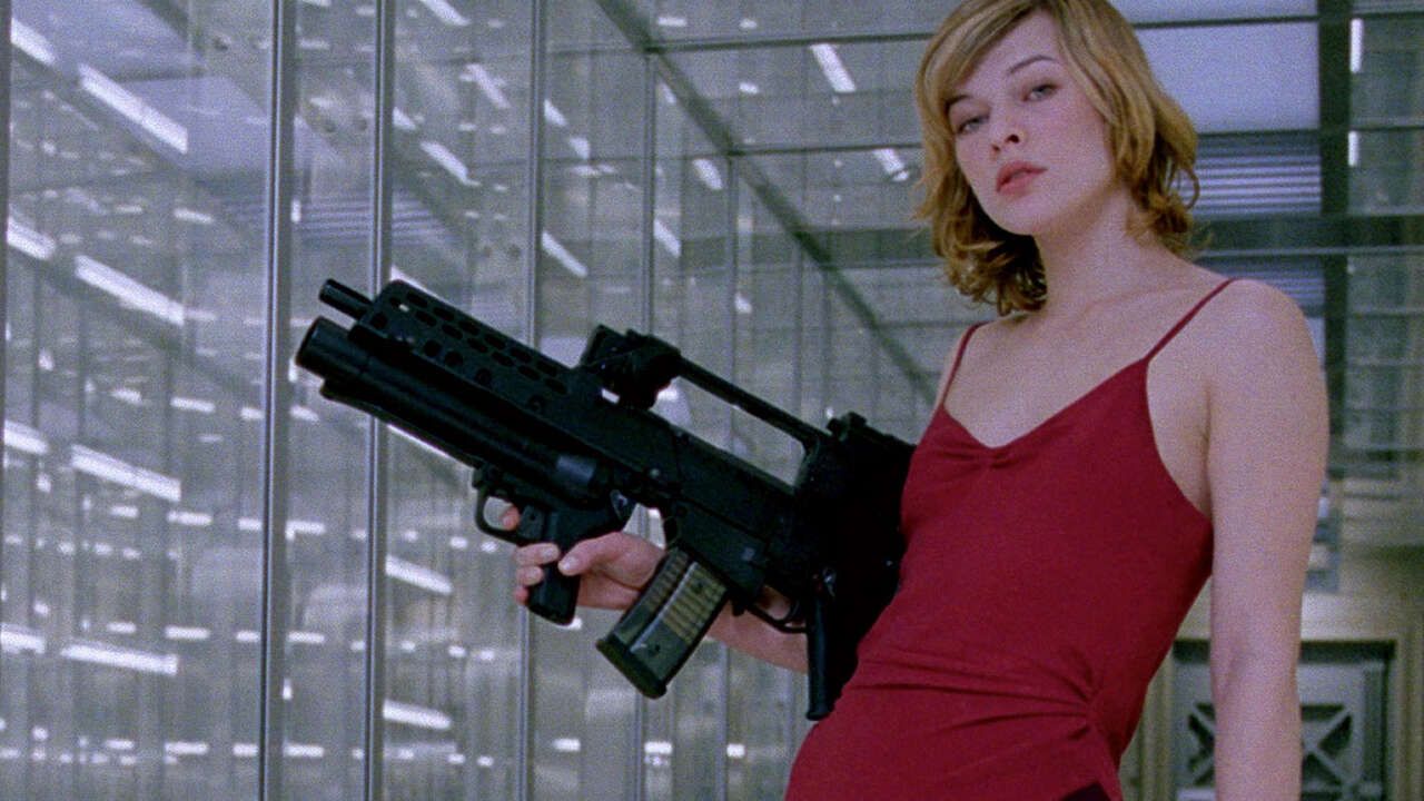 Milla Jovovich segurando uma arma de fogo em Resident Evil