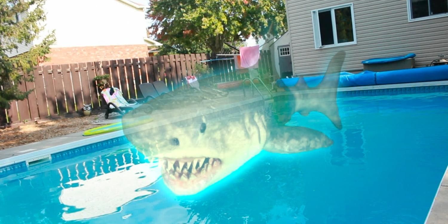 Um tubarão fantasma translúcido em cima de uma piscina em Ouija Shark