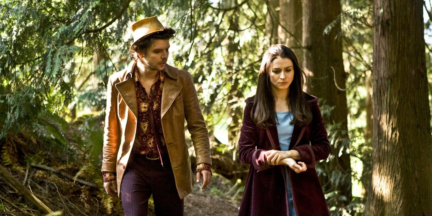Alice e o Chapeleiro Maluco andando na floresta na adaptação Syfy de 2009