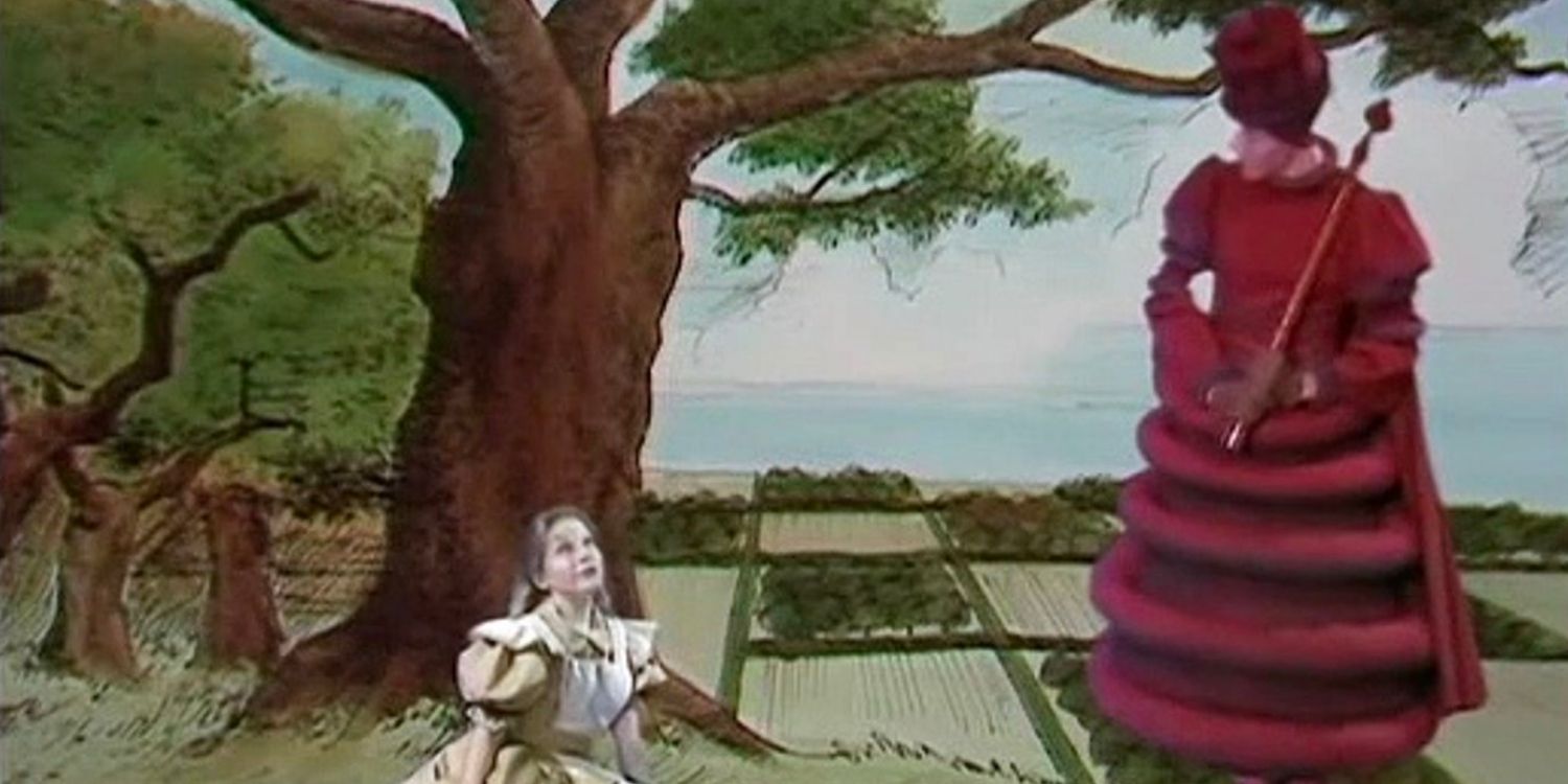 Alice e a Rainha Vermelha em frente a uma árvore em 1973 Alice Através do Espelho