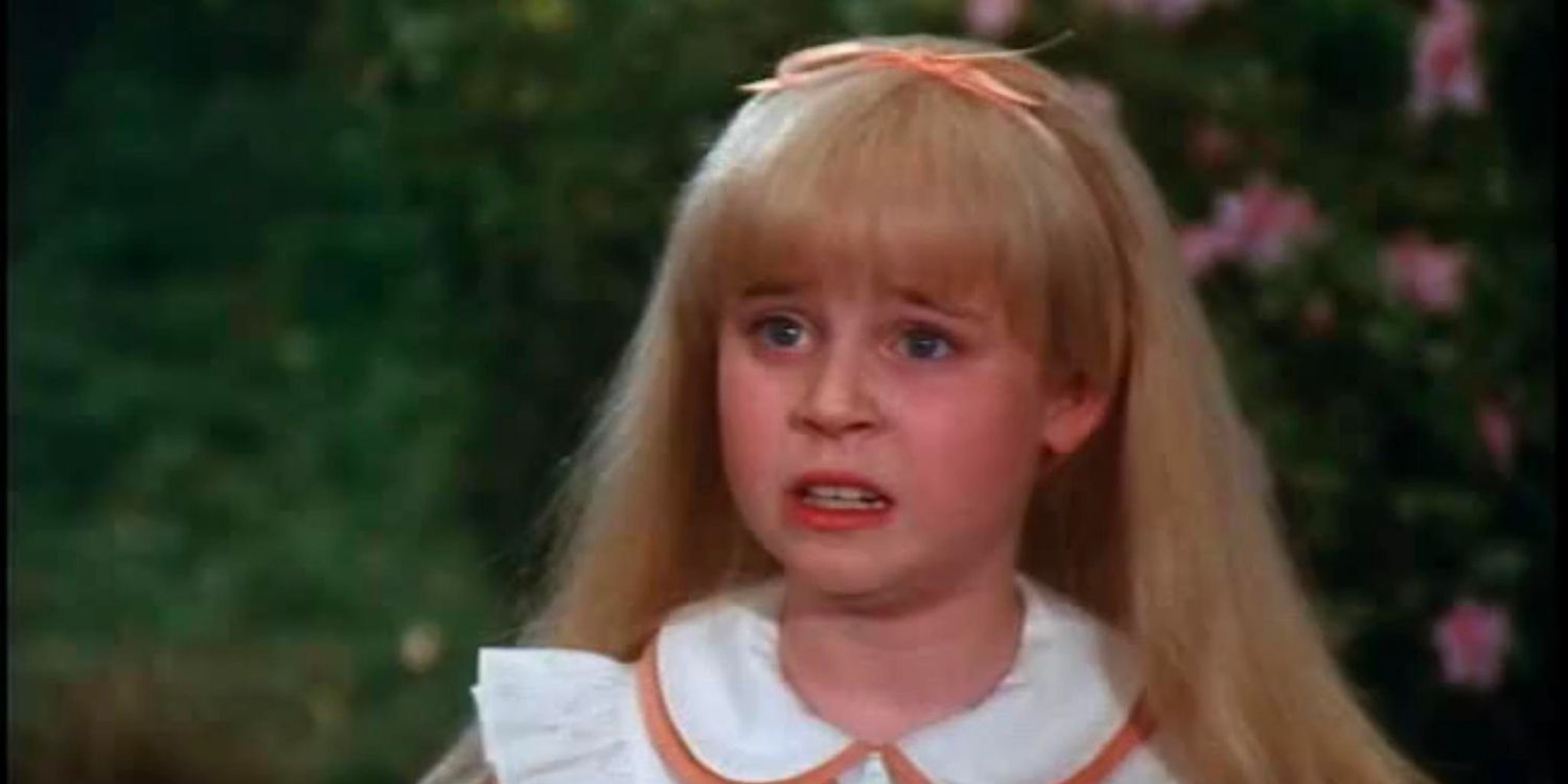 Alice parecendo assustada na versão de 1985 de Alice no País das Maravilhas