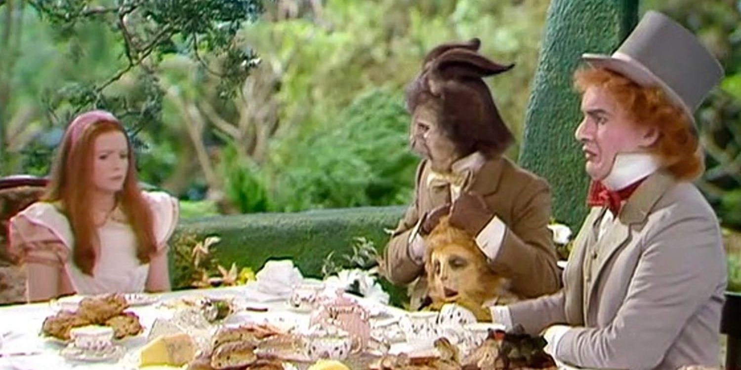 Alice com a lebre de março e o Chapeleiro Maluco na festa do chá na versão BBC 1986