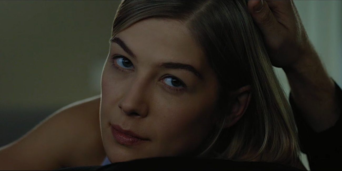 Amy Elliott Dunne olhando para cima em Gone Girl