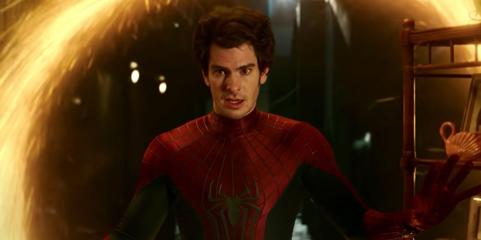 Peter Parker 3 atravessa um portal em Spider-Man No Way Home