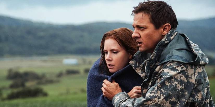 Louise/Amy Adams and Ian/Jeremy Renner holding each other in Arrival 