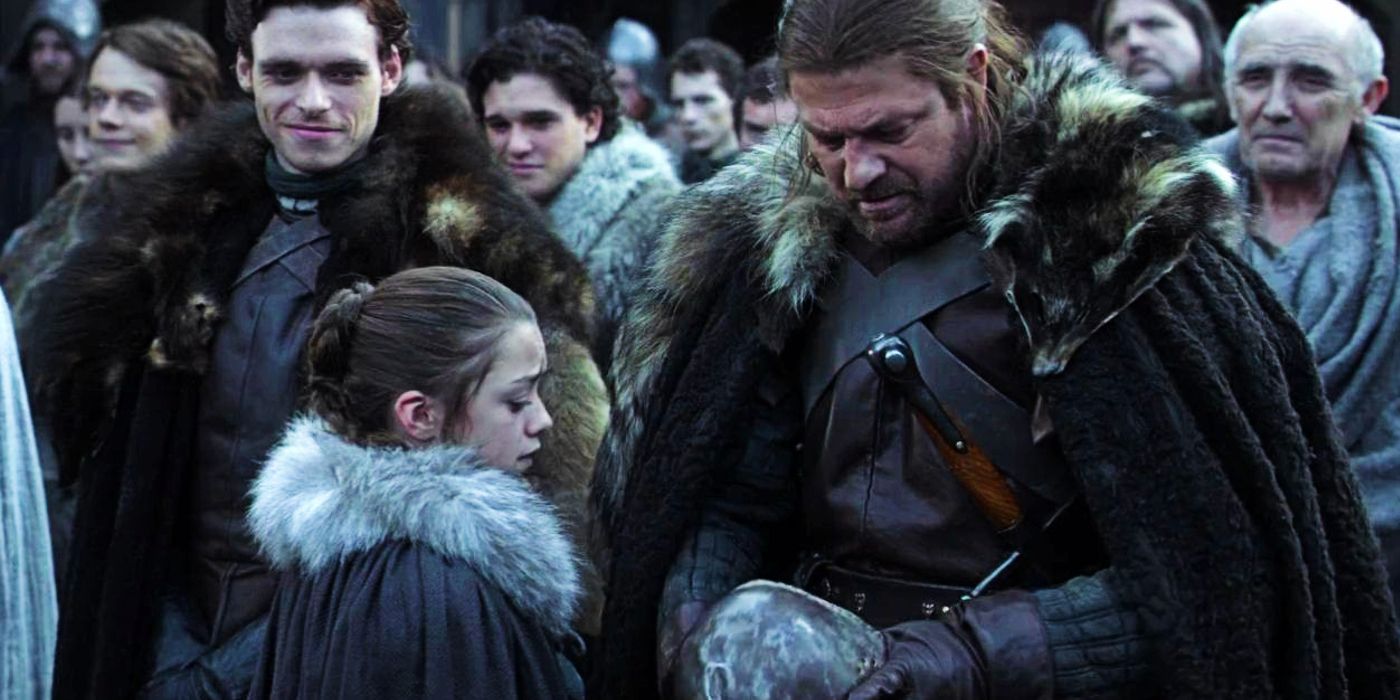 Arya (Maisie Williams) y Ned Stark (Ned Stark) parados entre la multitud en Juego de Tronos