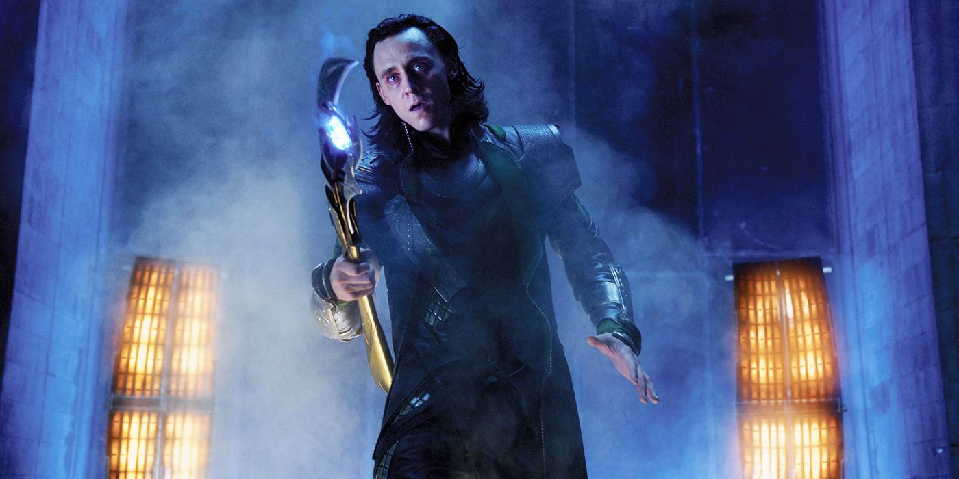 Loki com seu cetro em Vingadores