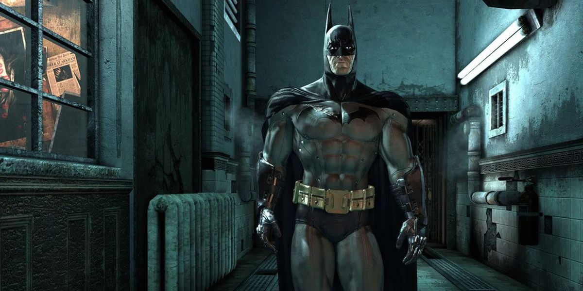 Batman observa enquanto caminha pelos corredores do Arkham Asylum 