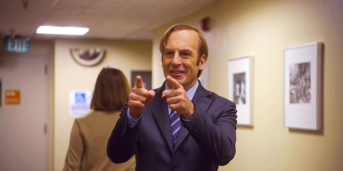 Saul sorrindo e apontando o dedo para alguém em Better Call Saul