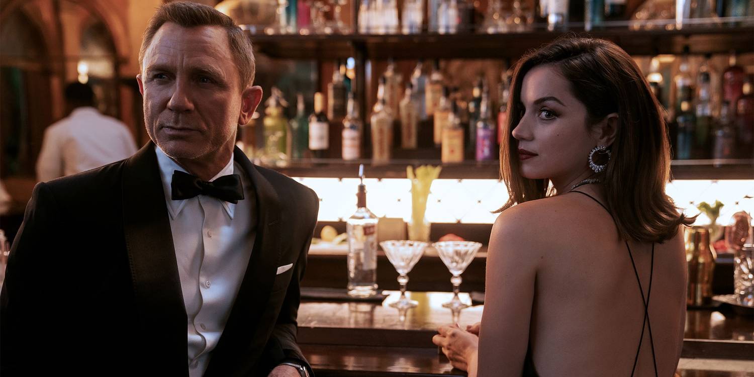 Bond e Paloma sentam em um bar em No Time to Die