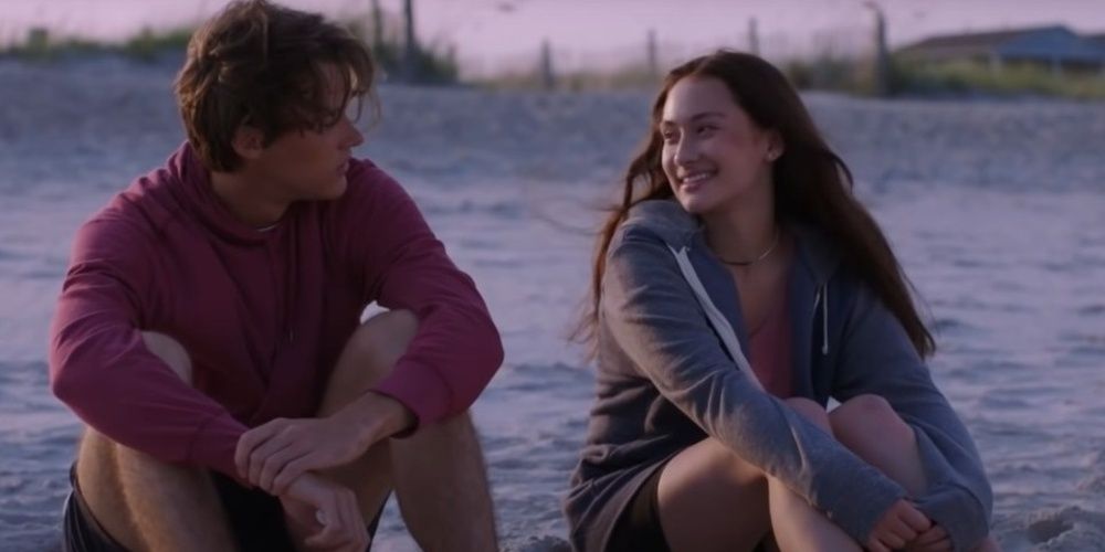 Menino e menina na praia no verão eu me tornei bonita