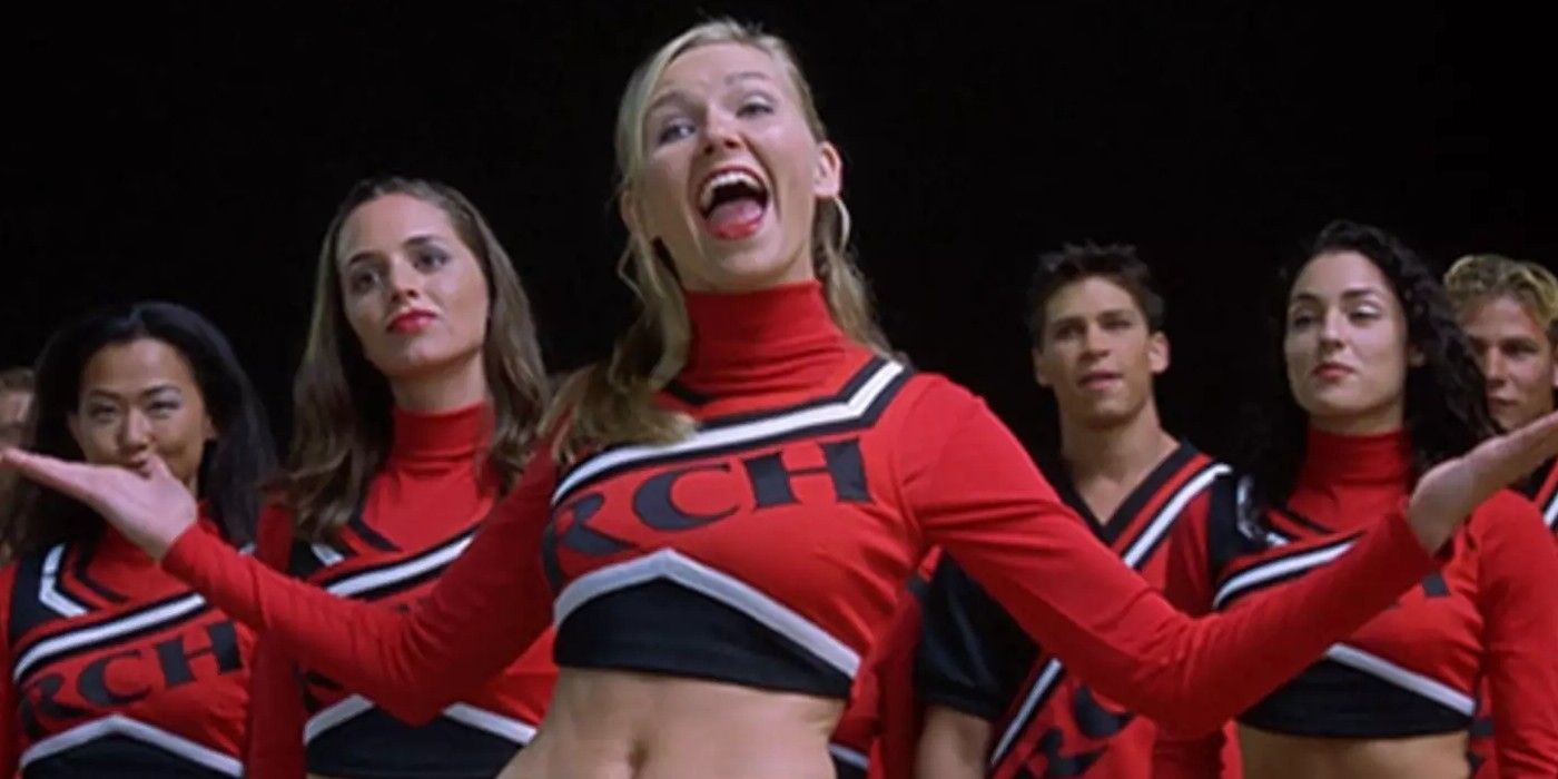 Kirsten Dunst posing with her team in Bring It On