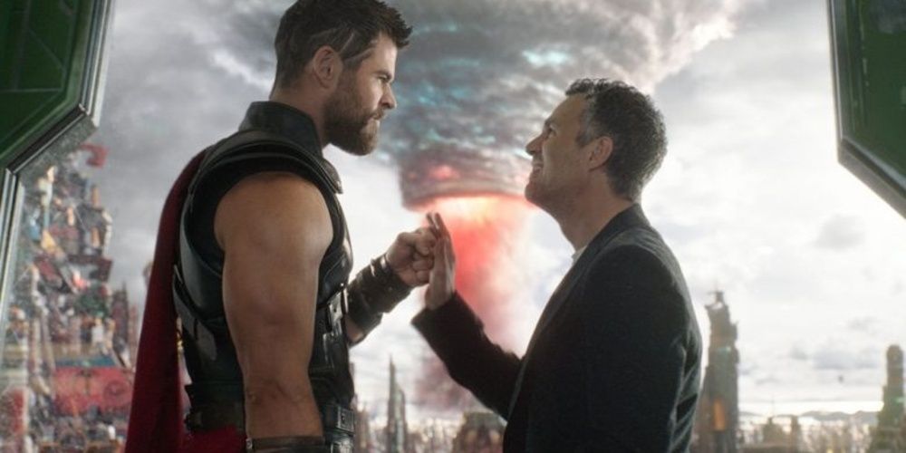 Bruce Banner fist bumping Thor in Ragnarok 