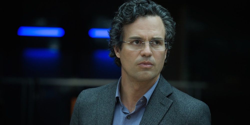 Bruce Banner in Avengers Age of Ultron wearing glasses and looking to his left