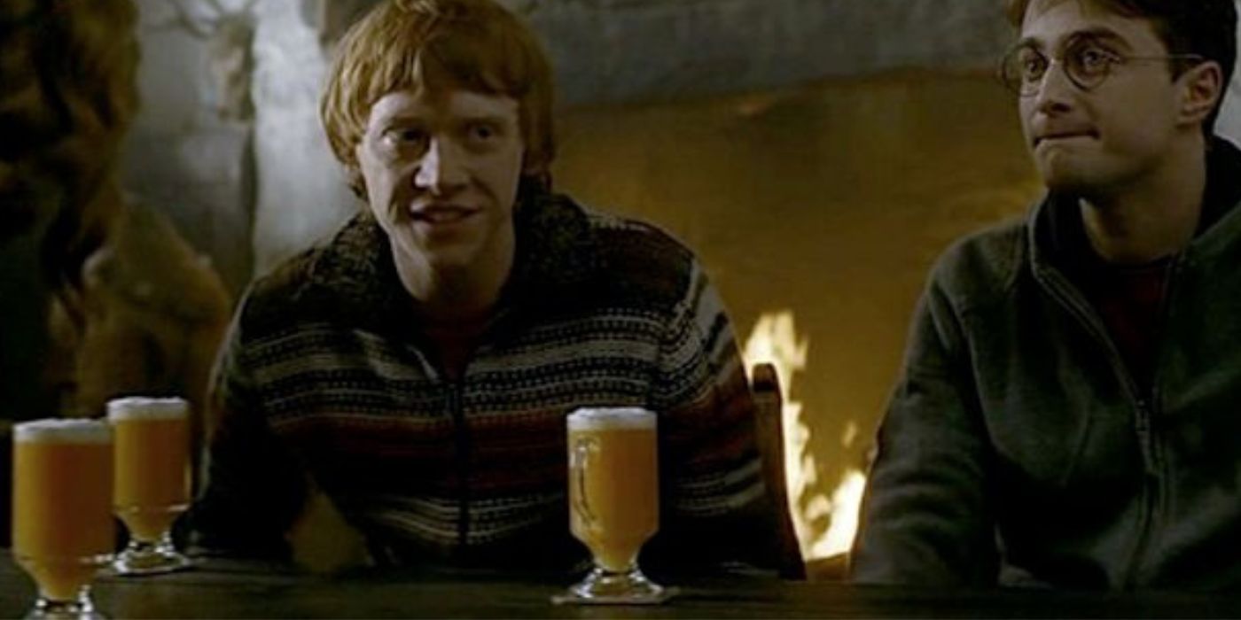 Cerveja amanteigada Harry Potter e Ron sentam em pub com canecas