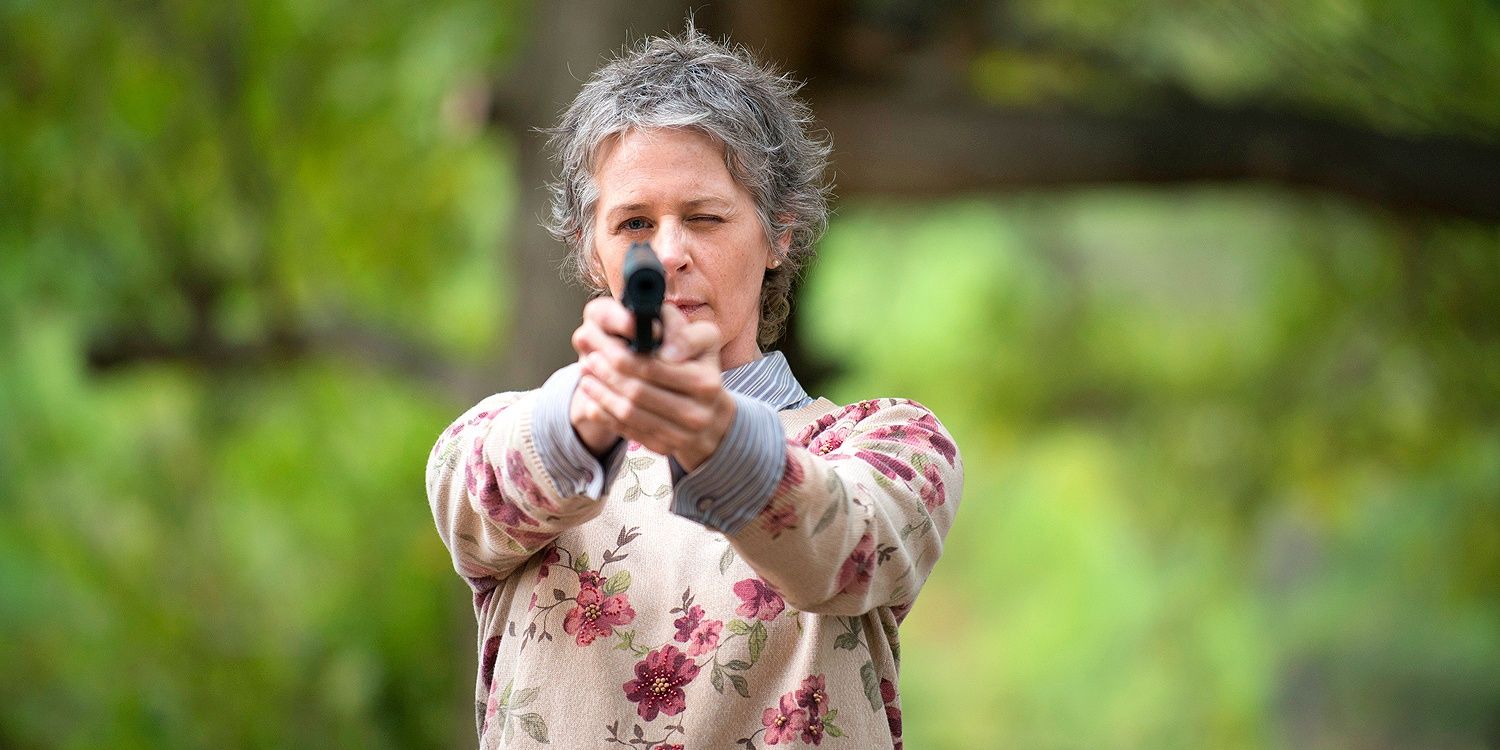 Carol Peletier aponta uma arma em The Walking Dead 