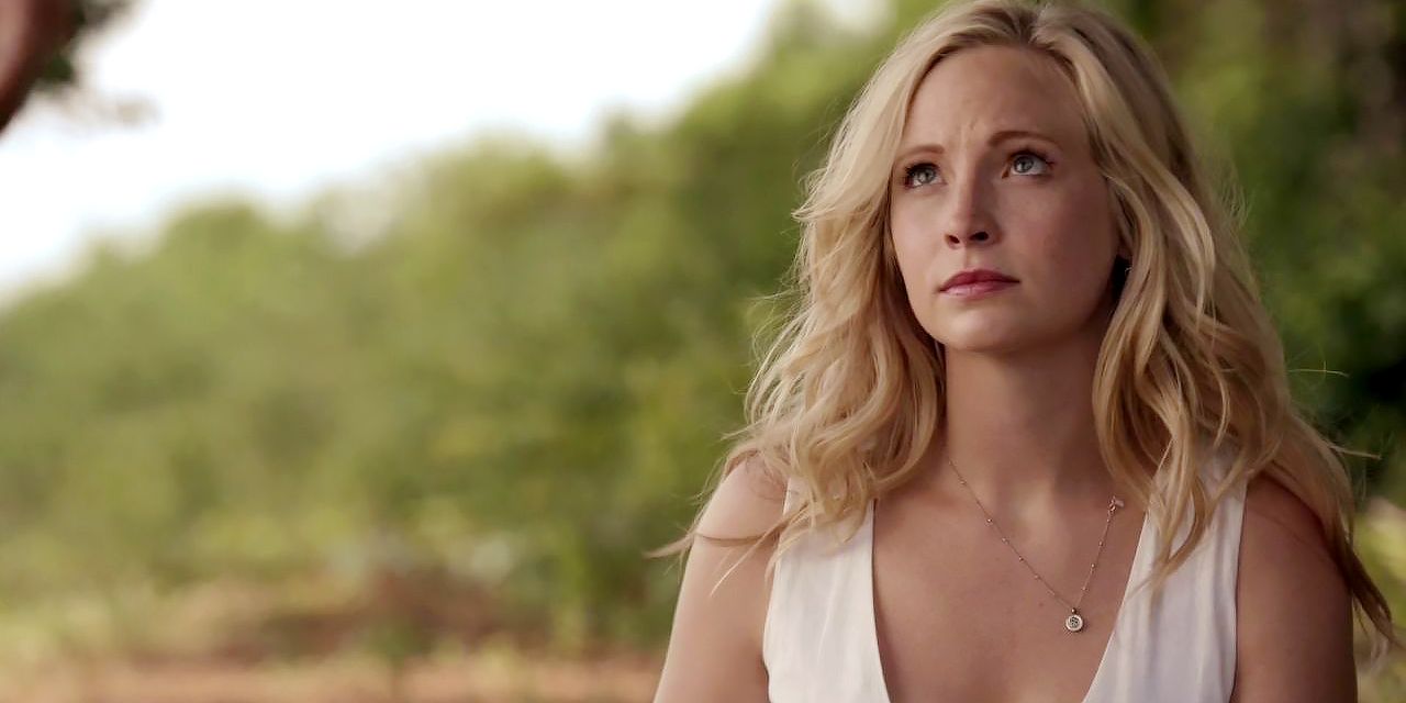 Caroline Forbes em The Vampire Diaries parecendo triste ou derrotada.