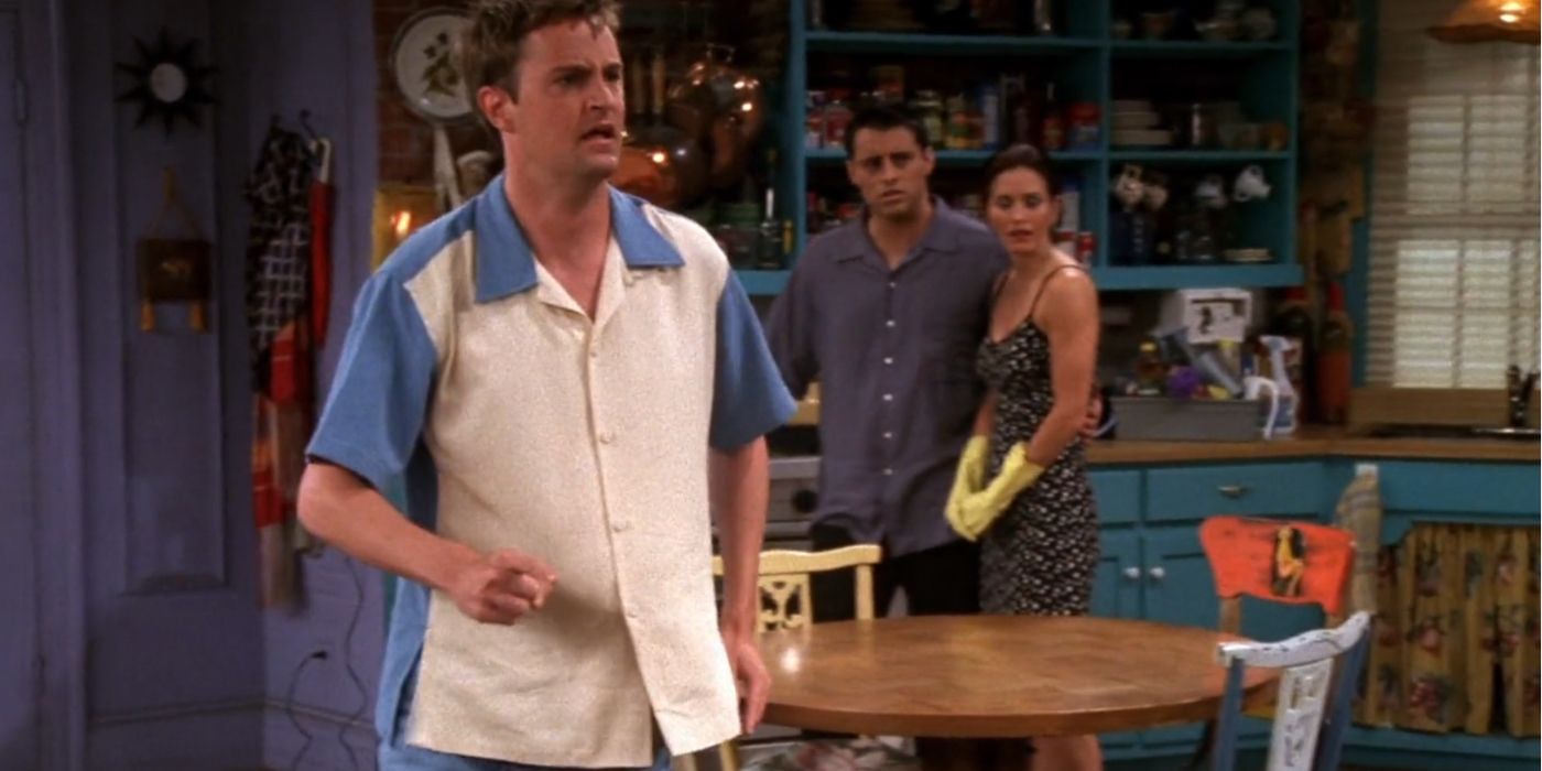 Joey Monica e Chandler no apartamento de paredes roxas em Friends.