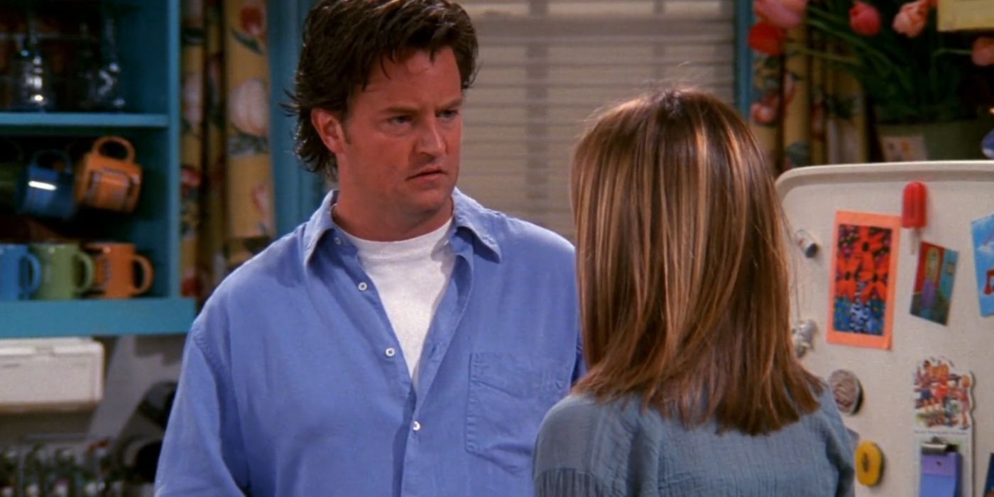 Chandler conversando com Rachel em seu apartamento em Friends.