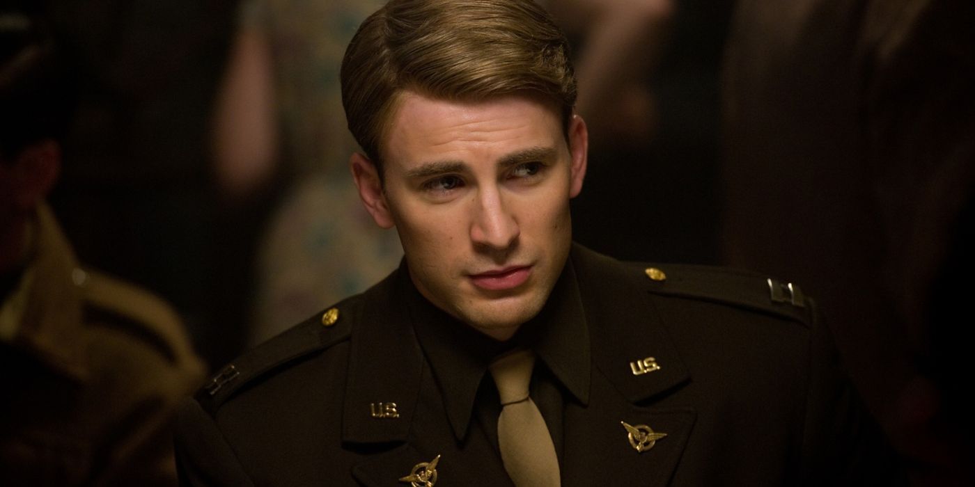 Steve Rogers em seu terno do exército olhando atentamente em Capitão América O Primeiro Vingador