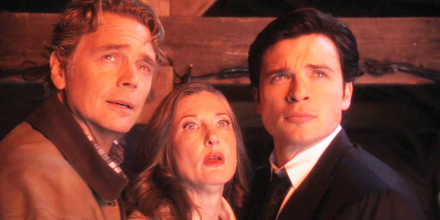 Clark And The Kents looking to the sky In The Smallville Series Finale