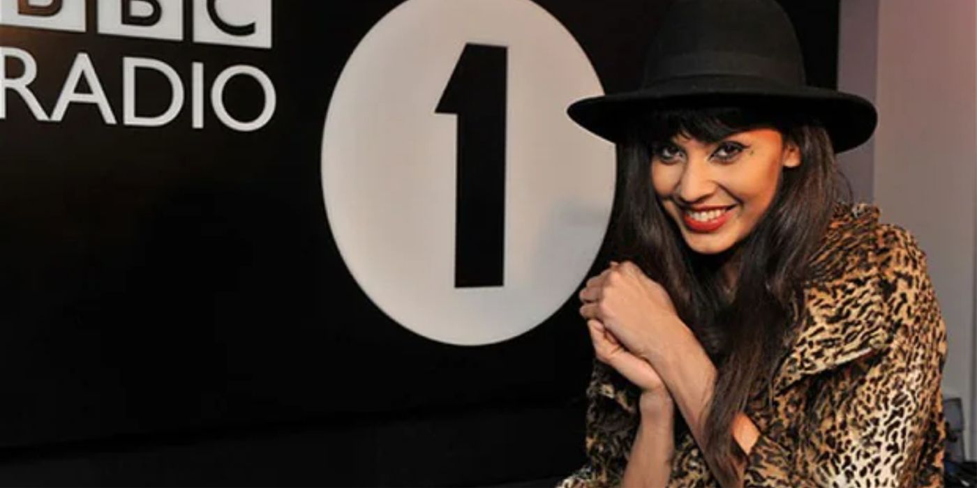 Jameela Jamil sorrindo no programa da BBC Radio 1. 