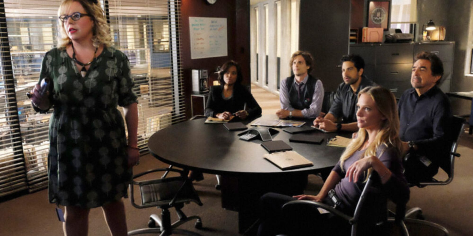 A equipe se reúne na sala de conferências em Criminal Minds. 
