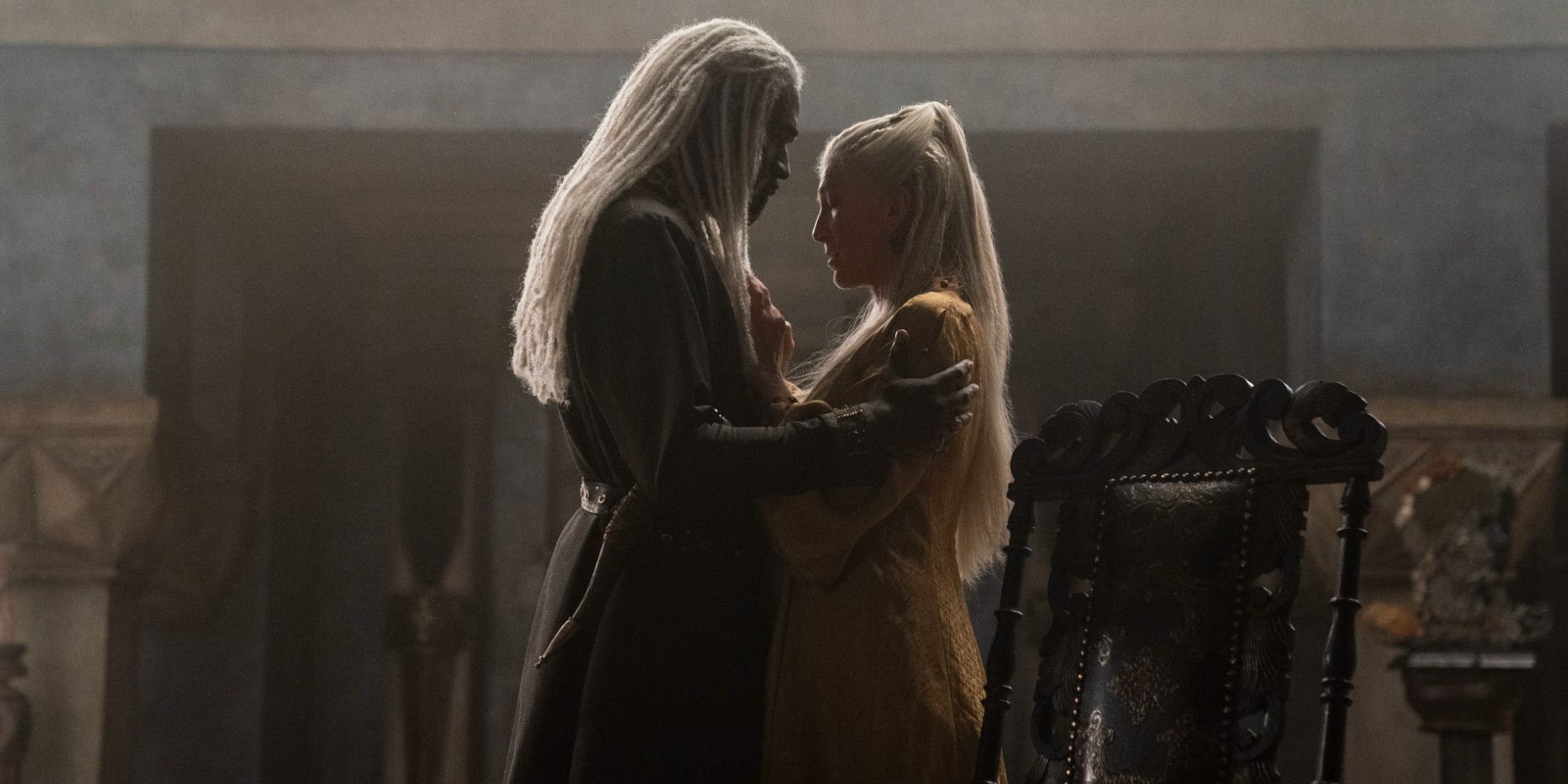 Corlys Velaryon e Rhaenys Targaryen abraçados na Casa do Dragão