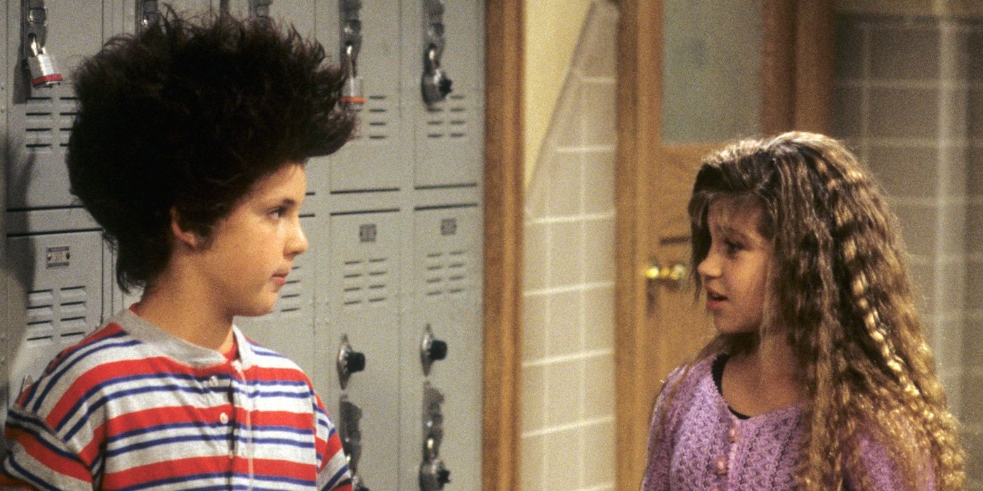 Cory e Topanga ao lado dos armários em Boy Meets World.