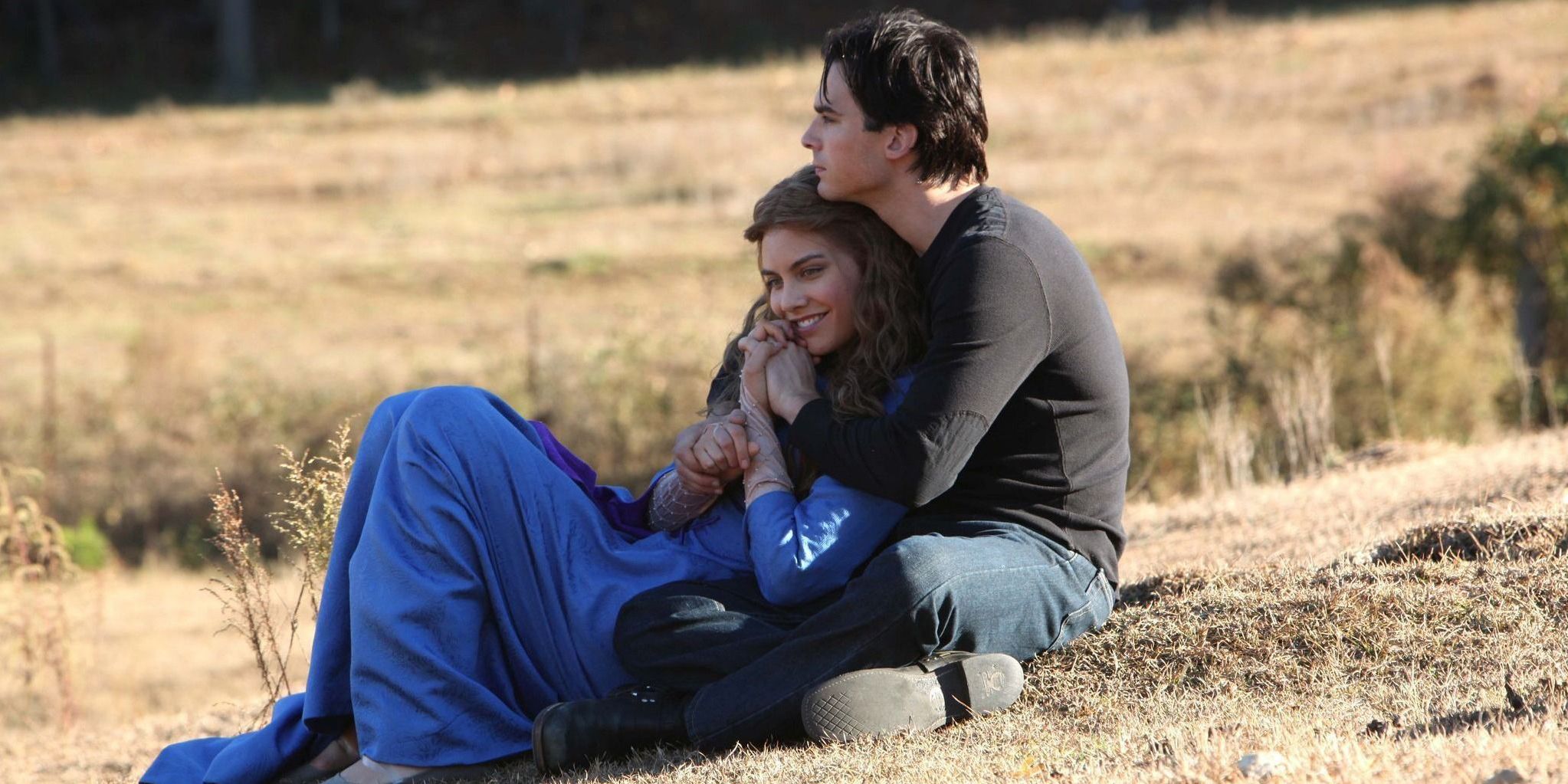 Damon Salvatore com Rose sentada na grama e abraçando-a
