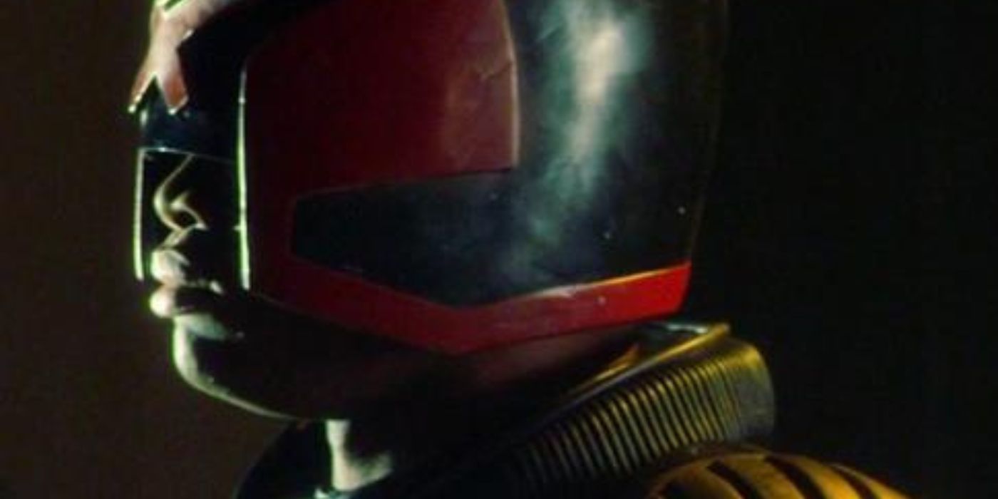 Daniel Hadebe como Judge Volt mirando de reojo en Dredd