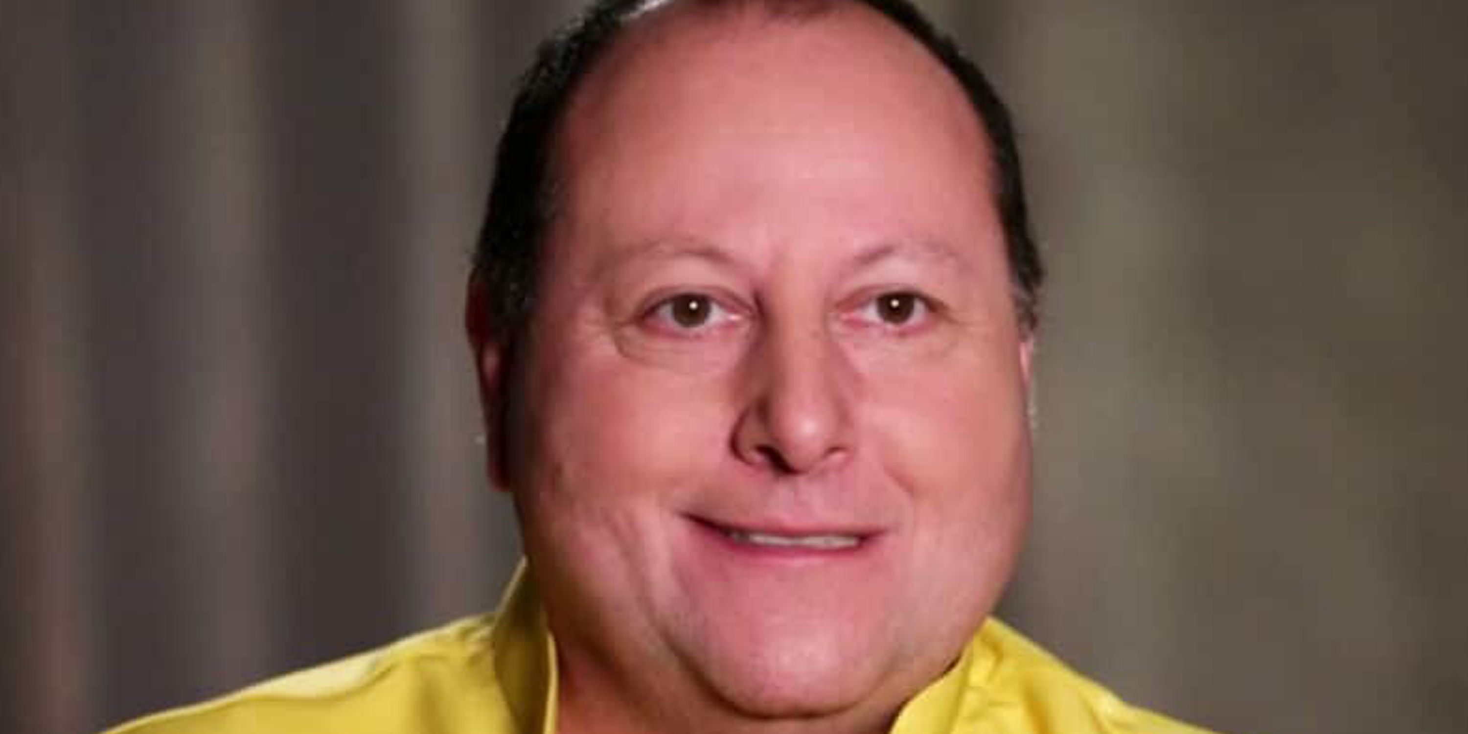 David Toborowsky sorrindo em camisa amarela de 90 Dias para Casar