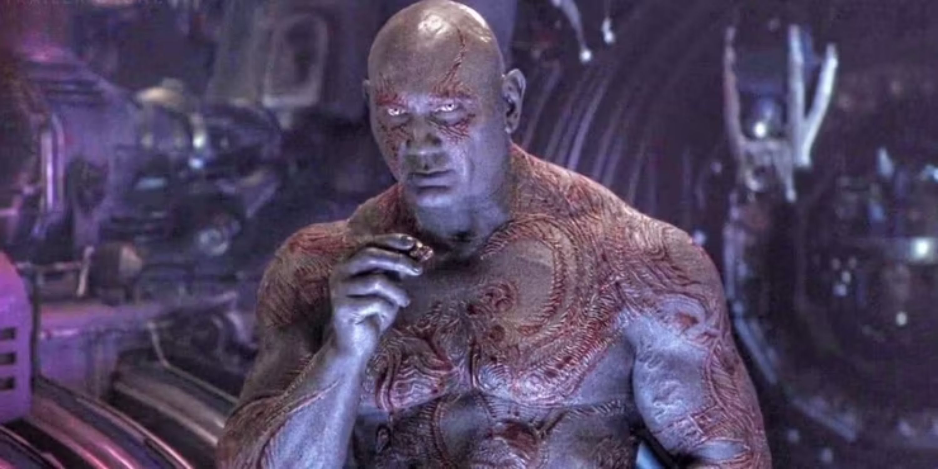 Drax pensando que ele é invisível em Avengers Infinity War.